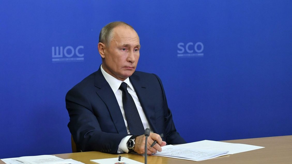 Путин в ближайшее время поговорит по телефону с и.о. президента Киргизии