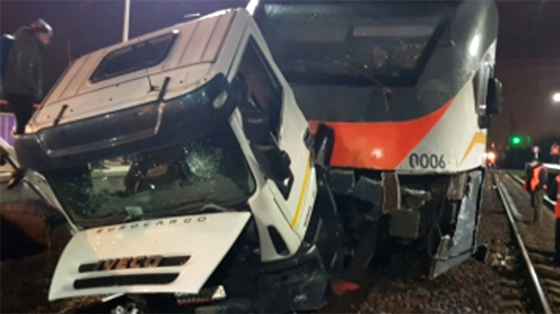 Названа возможная причина столкновения грузовика с электричкой в Одинцово