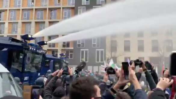 Бундестаг под многотысячные протесты и столкновения с полицией принял скандальный закон Бундестаг под многотысячные протесты и столкновения с полицией принял скандальный закон