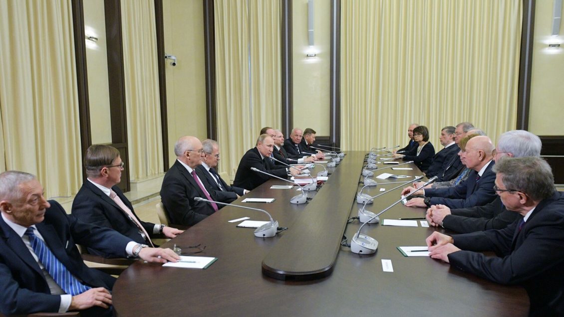 Песков назвал очную встречу Путина с судьями КС маловероятной