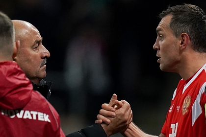 Черчесов отказался вызывать Дзюбу в сборную после слива интимного видео