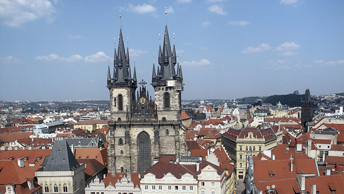 Чехия вводит комендантский час и закрывает почти все магазины