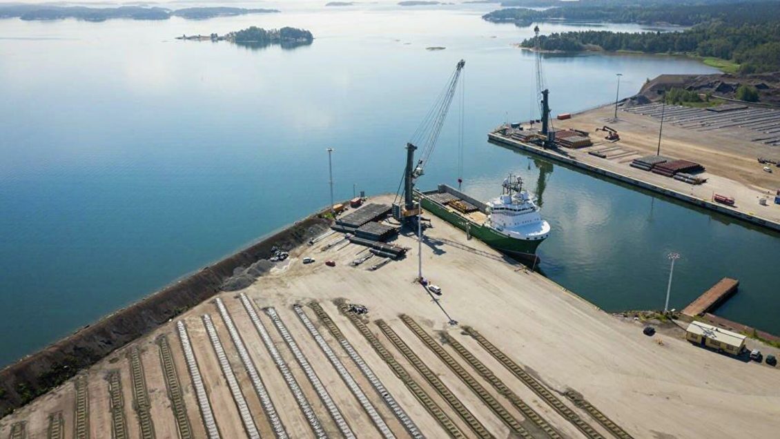 Судно для укладки труб "Северного потока — 2" развернулось обратно