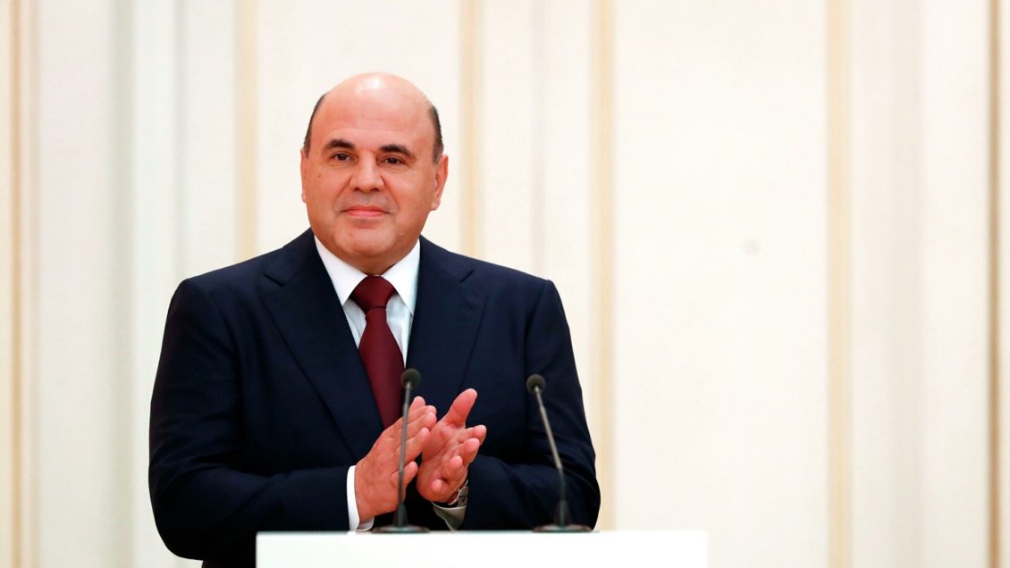 Мишустин подарил девочке синтезатор и сыграл мелодии из "Чебурашки"