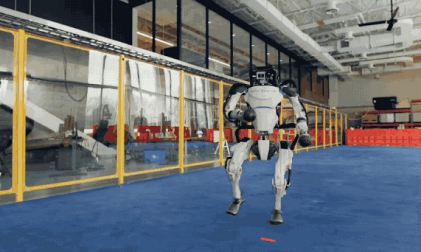 Boston Dynamics продемонстрировала роботов Atlas и Spot исполнивших &laquo;мощные зажигательные танцы&raquo;