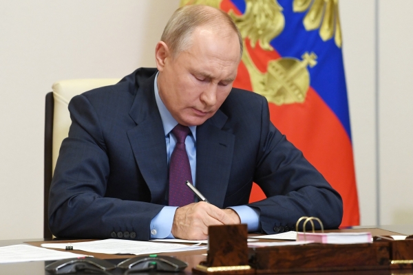 Путин оценил инициативу объявить широкую амнистию Путин оценил инициативу объявить широкую амнистию