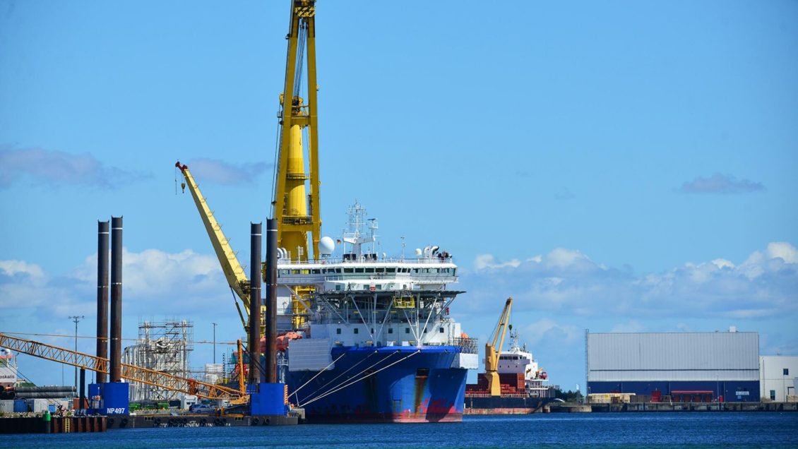 Способное достроить "Северный поток &mdash; 2" судно остановило движение