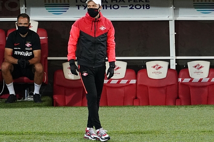 Футболист «Сочи» ударил тренера «Спартака» Футболист «Сочи» ударил тренера «Спартака»