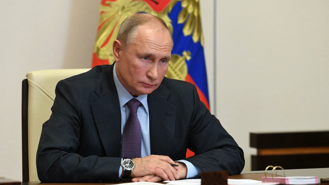 Путин подписал законы об отставке судей из-за иностранного гражданства 