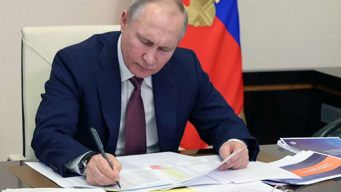 Путин поручил скорректировать национальные проекты и программы