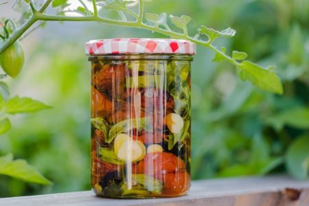Врач рассказала, кому нельзя есть соленья