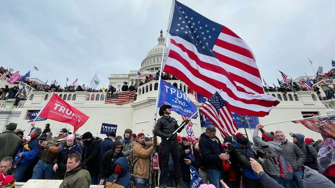 В конгресс внесли статью импичмента Трампу о "подстрекательстве к мятежу" В конгресс внесли статью импичмента Трампу о "подстрекательстве к мятежу"