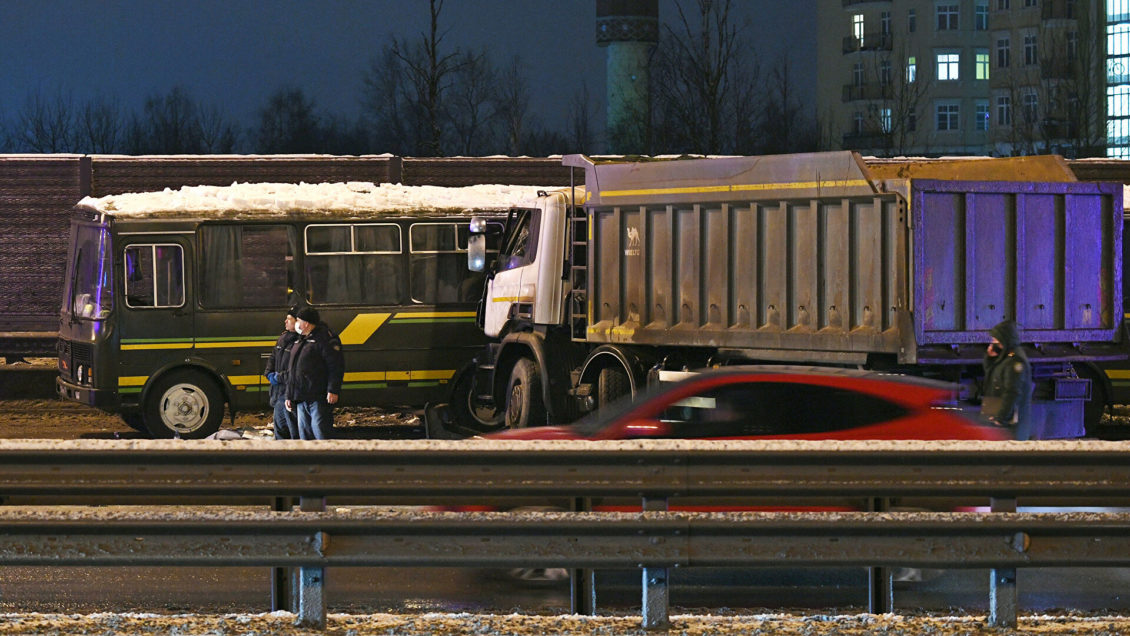 Водителя грузовика, попавшего в ДТП с военными автобусами, задержали Водителя грузовика, попавшего в ДТП с военными автобусами, задержали