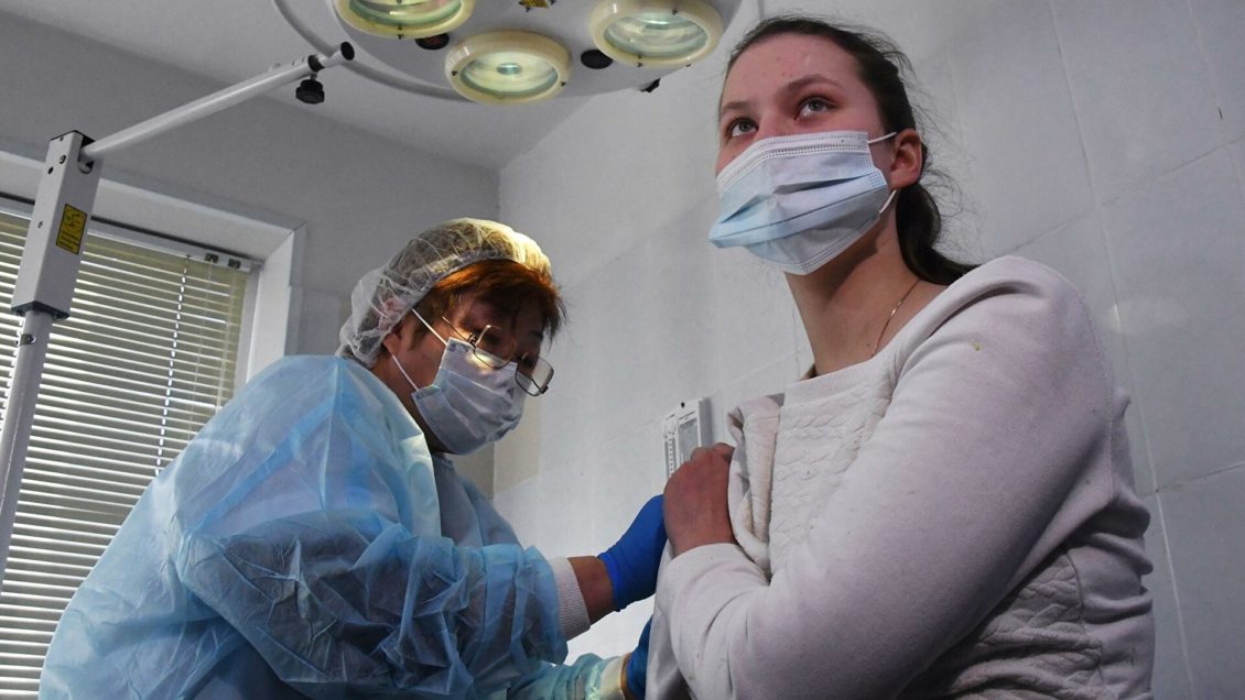 "В жар бросало". Привитые от коронавируса честно рассказали обо всем