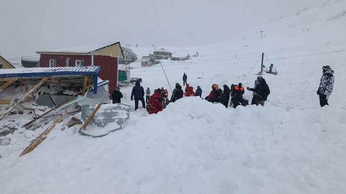 Прокуратура прокомментировала спуск лавины на Домбае Прокуратура прокомментировала спуск лавины на Домбае