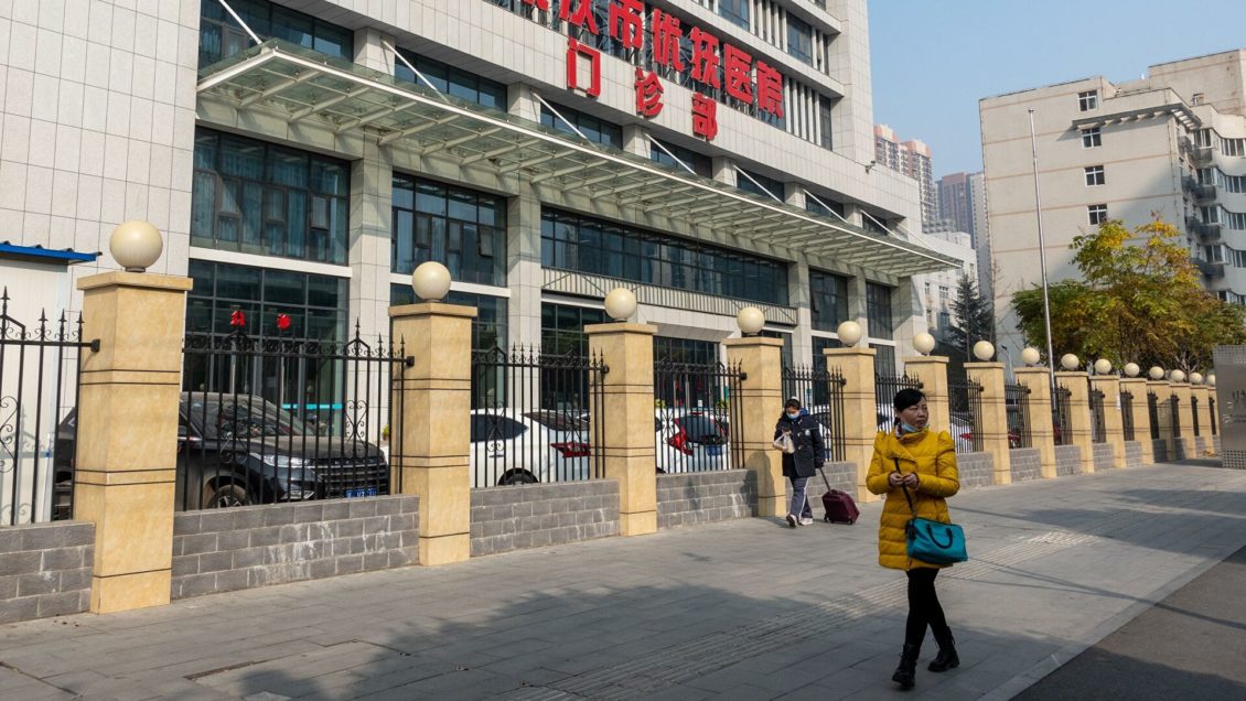 Встретила скорая. Международная группа экспертов ВОЗ прибыла в Ухань Встретила скорая. Международная группа экспертов ВОЗ прибыла в Ухань