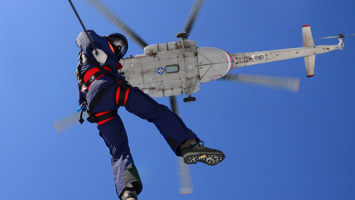 В Хабаровском крае водитель бульдозера погиб после падения в пропасть