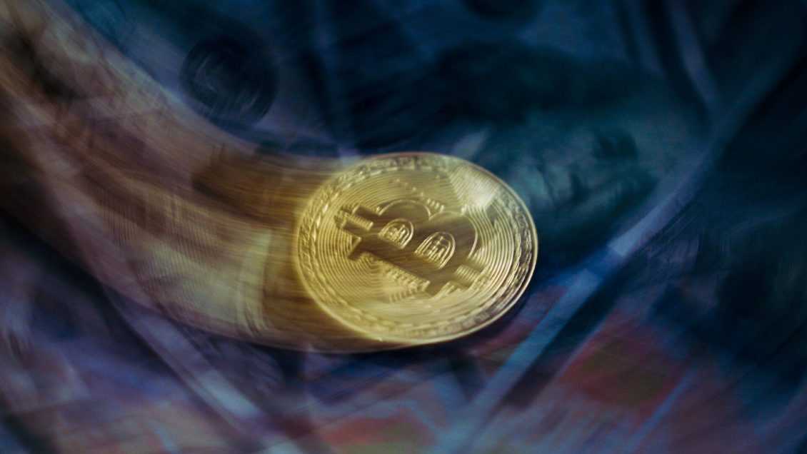 Цена биткоина обвалилась ниже 50 тысяч долларов