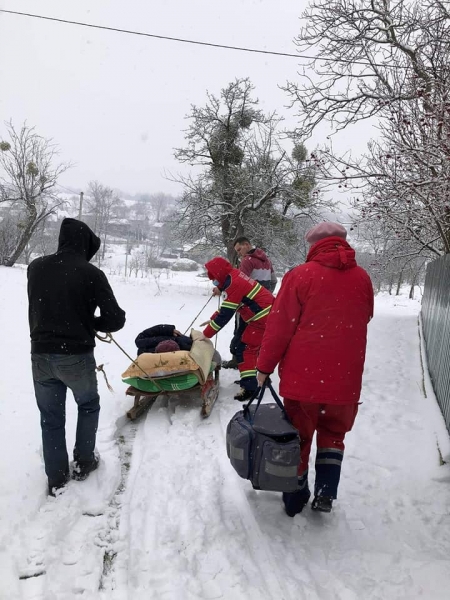 Це Европа: на Западной Украине женщину с инфарктом скорая помощь тащила на санях (ФОТО)