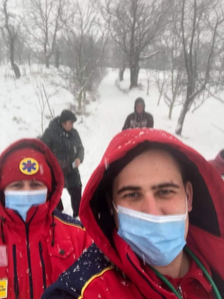 Це Европа: на Западной Украине женщину с инфарктом скорая помощь тащила на санях (ФОТО)