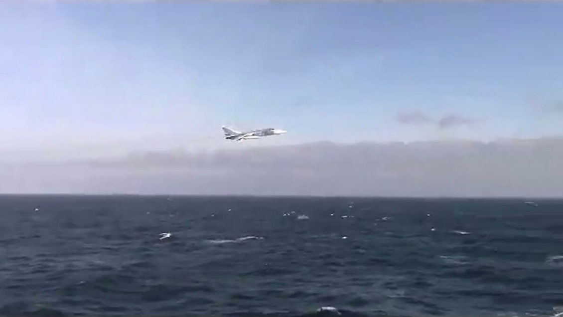 Полет Су-24 рядом с эсминцем ВМС США "Дональд Кук" сняли на видео