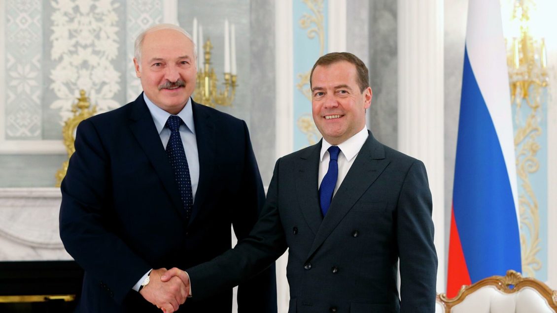 Медведев и Лукашенко провели телефонный разговор Медведев и Лукашенко провели телефонный разговор
