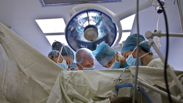 Женщина умерла после пересадки легких, зараженных COVID-19