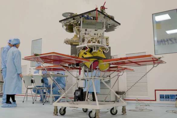 Нардеп показал украинский спутник, который полетит в космос (ФОТО)