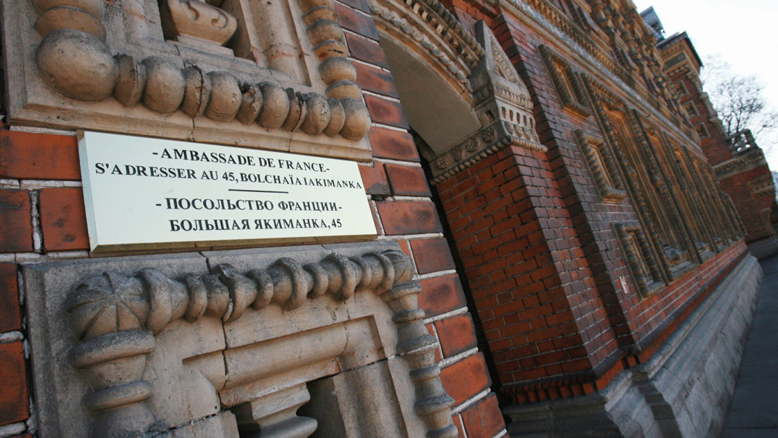 Посольство РФ в Париже не комментирует сообщения СМИ о высылке дипломатов