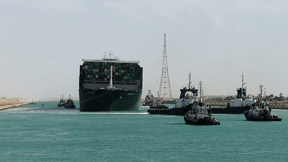 По Суэцкому каналу возобновили навигацию