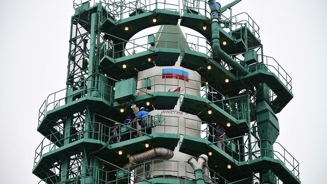 Космонавт на МКС обнаружил в российском "грузовике" деревянную пыль