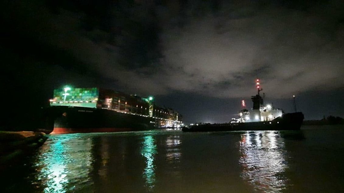 Космонавт сфотографировал с МКС севшее на мель судно в Суэцком канале