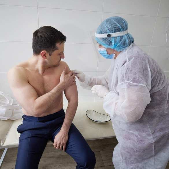 Пусть льётся кровь: Зеленский в зоне боёв привился под гром ударов по Донбассу (ФОТО)