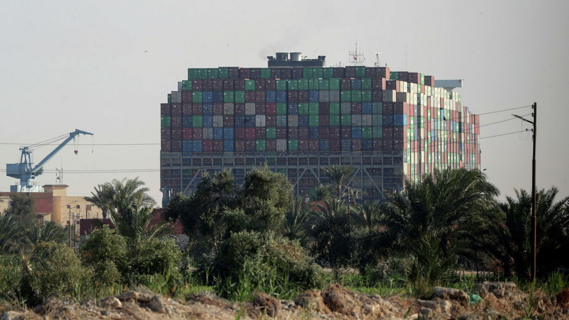 Перевозчики грузов по Суэцкому каналу запросили транзит через Россию