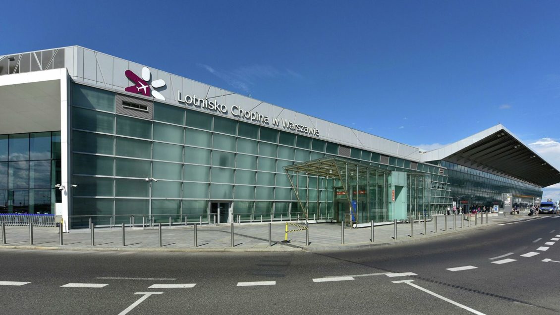 Пассажиров варшавского аэропорта эвакуируют из-за сообщения о минировании