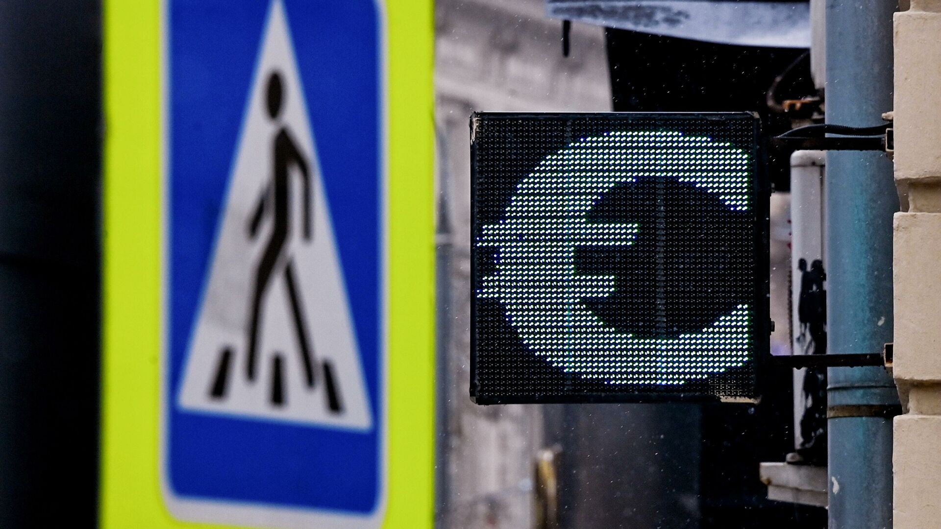 Рубль укрепляется к доллару и евро на фоне роста нефти и на налогах