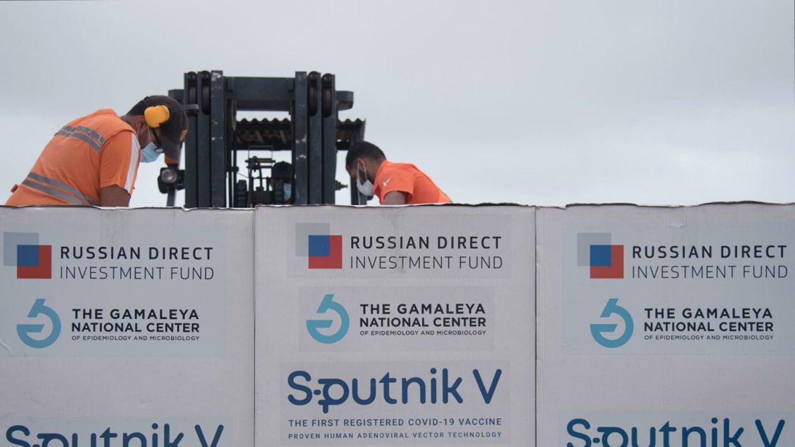 Гинцбург: "Спутник V" одинаково защищает от COVID-19 людей всех возрастов