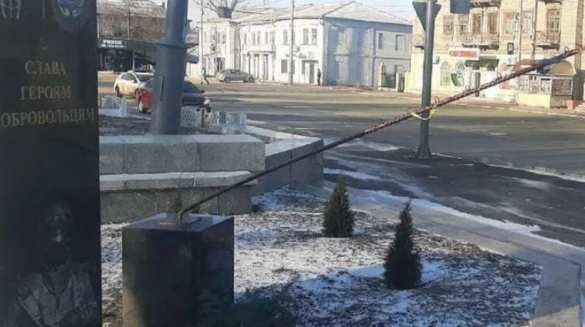 На оккупированной Киевом Луганщине залили краской памятник «АТОшникам» и написали на нём Ленин (ФОТО)