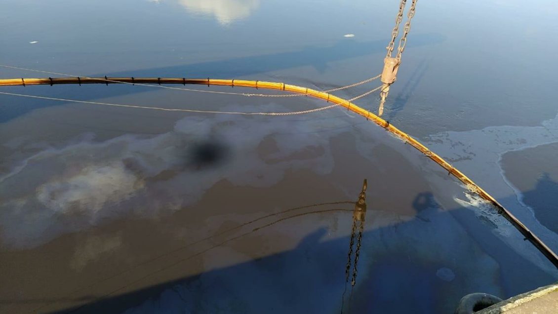 На месте затонувшего в Волхове теплохода установили боновые заграждения