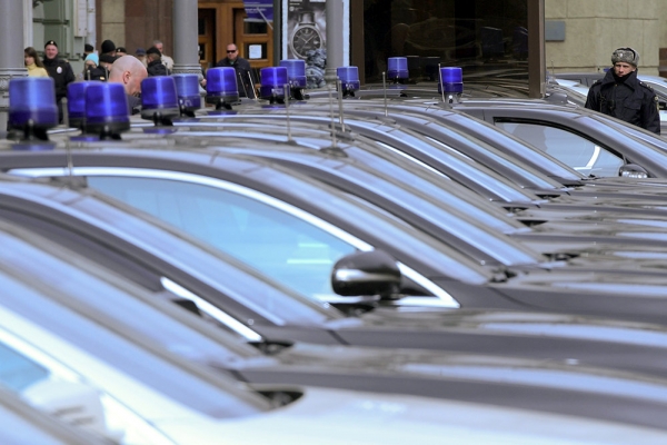 Чиновников начали активно штрафовать за поездки на служебных авто в личных целях