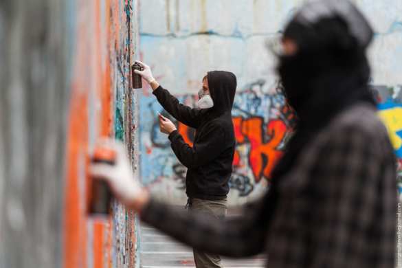 На оккупированной Киевом Луганщине залили краской памятник «АТОшникам» и написали на нём Ленин (ФОТО)