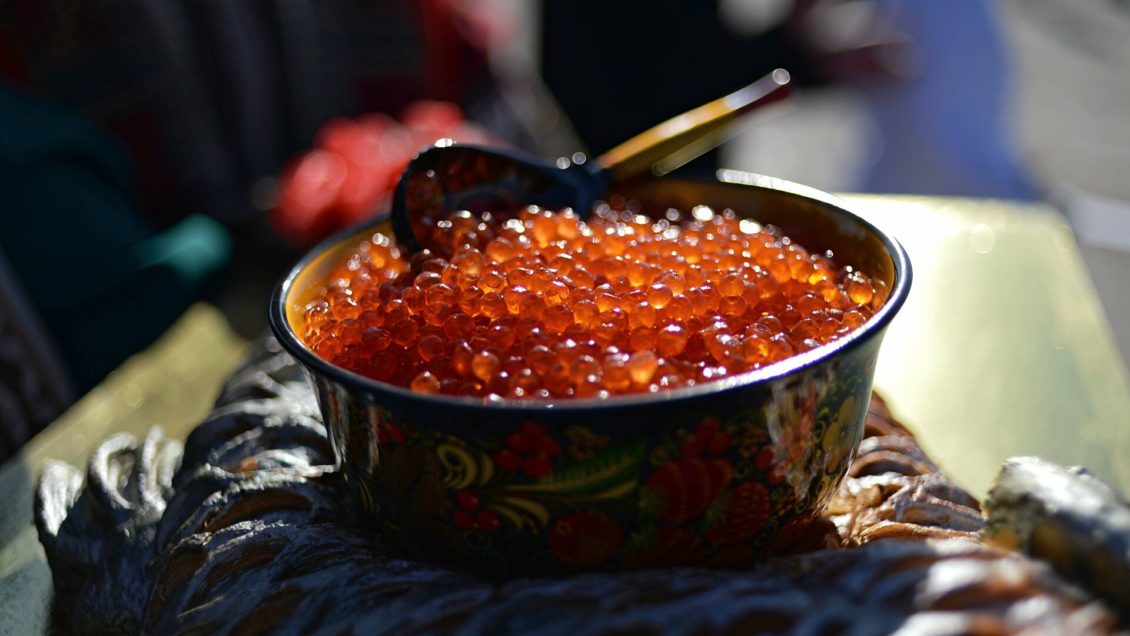 Дефицита красной икры не будет, заявили в Росрыболовстве