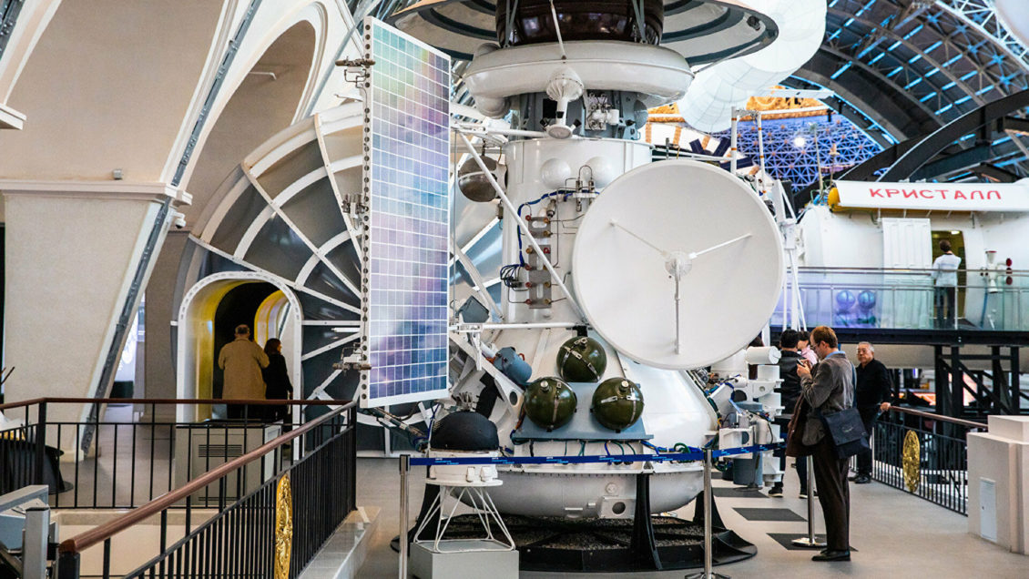 В павильон "Космос" на ВДНХ вернули панно с портретом Гагарина