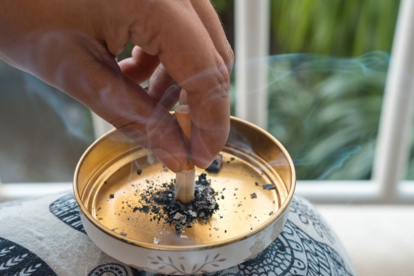 Верховный суд: Курильщики обязаны компенсировать моральный вред соседям