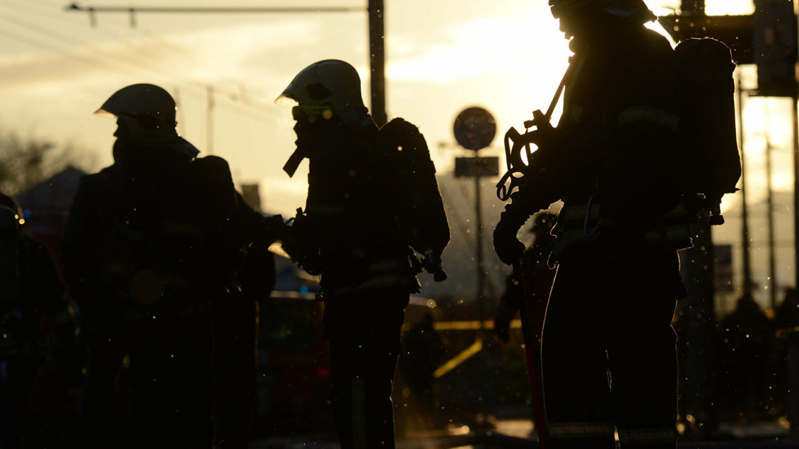 В Ленинградской области при пожаре в квартире погибли два подростка