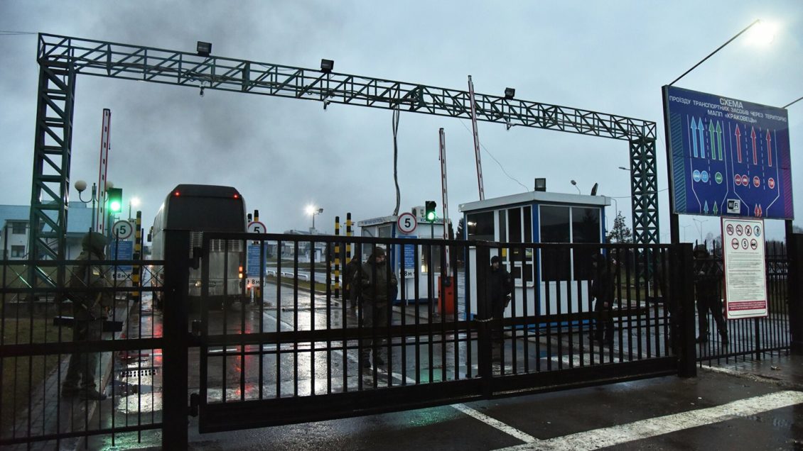 На границе Украины с соседними странами скопились несколько сотен машин