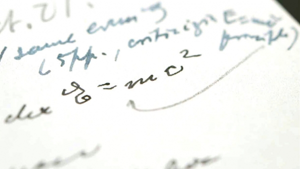 Письмо Эйнштейна с уравнением E=mc2 продано за $1,2 млн Письмо Эйнштейна с уравнением E=mc2 продано за $1,2 млн