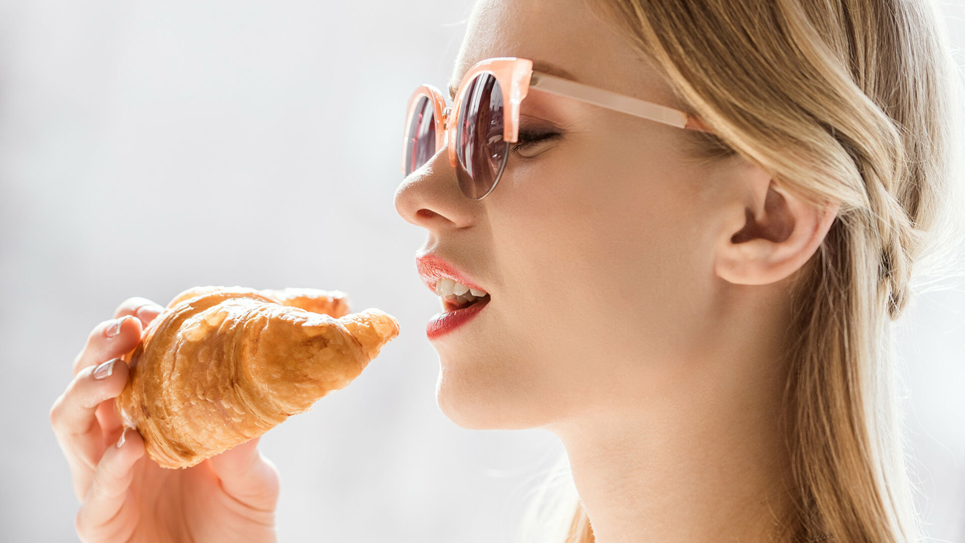 Почему тянет перекусить перед сном и как это прекратить