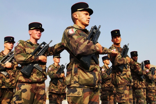 Более 100 тыс. человек подписались под письмом французских военных к Макрону Более 100 тыс. человек подписались под письмом французских военных к Макрону