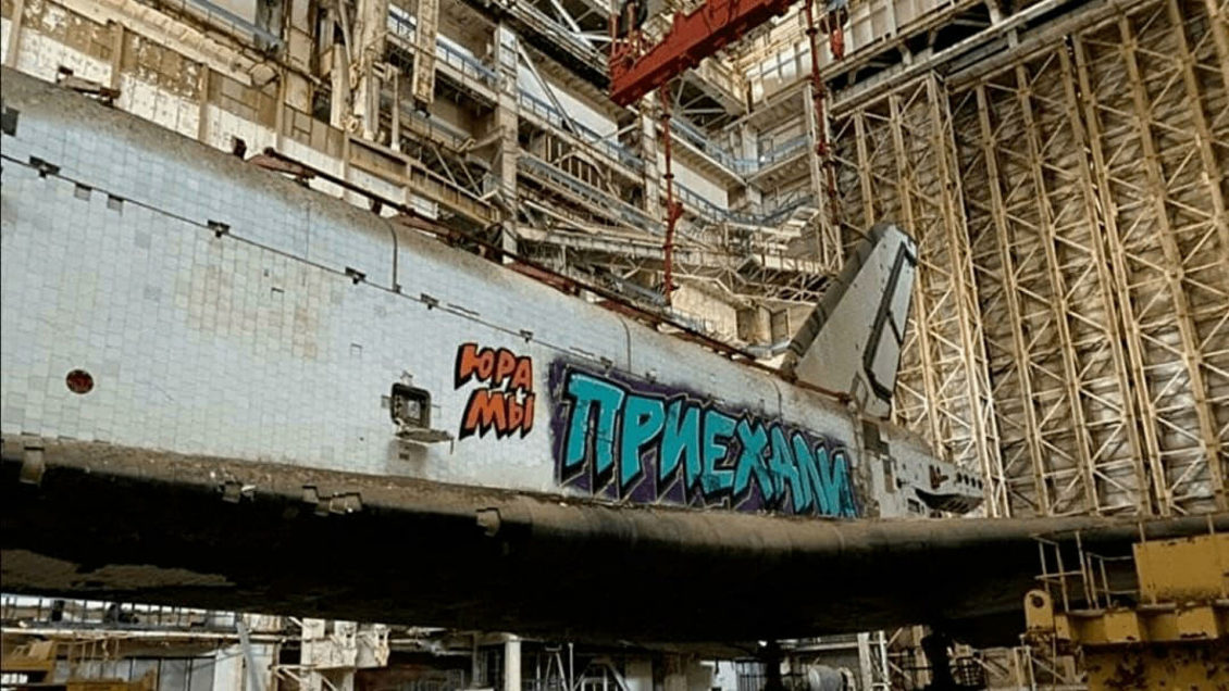 Источник: корабль "Буран" на Байконуре незаконно разрисовали граффити
